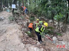 广州暹岗大山被采挖坑洞全